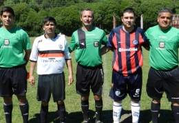 Semifinal -2014- | Terna arbitral con sus capitanes del partido Cuervos vs. Carrusel