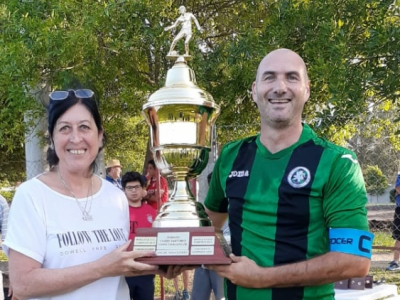 Hija del Chapa Sartorio entregando la Copa