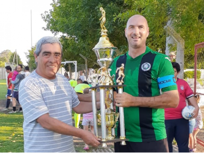 Hugo Retondo entrega la Copa al Campeón
