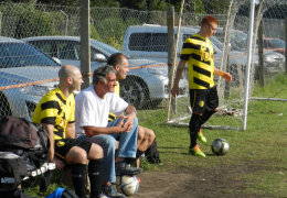 Año 2015|Un banco concentrado con el Técnico DiMartino atento al juego mientras el colo calienta piernas.
