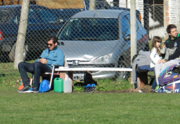 Descansando en el banco Julian Buglione y Spognardi Sebastian purgando sanción.